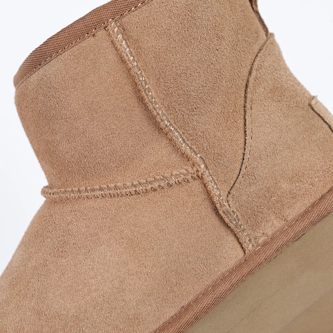 Pick up locally 💰580 Core recommended good price It is a very suitable choice for home furnishings. In the new year, uug launched a series of styles, which are partial to the preferences of young consumers and have also moved to the forefront of fashion trends. Shoe body material: water-repellent coated suede upper, 17 mm UGGPURE™ implantable wool insole, lightweight non-slip and comfortable rubber outsole, with brand LOGO and trademark, with full packaging Size: 35 36 37 38 39 40